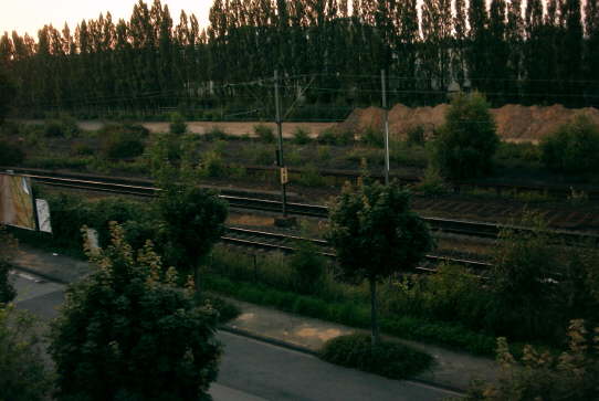 links ist der Bahnhof Dlken